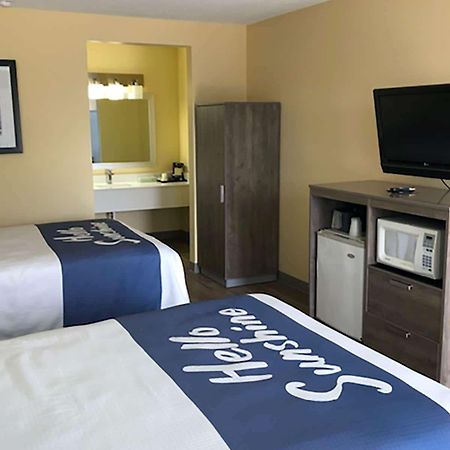 Days Inn By Wyndham Cape Carteret Near Emerald Isle المظهر الخارجي الصورة