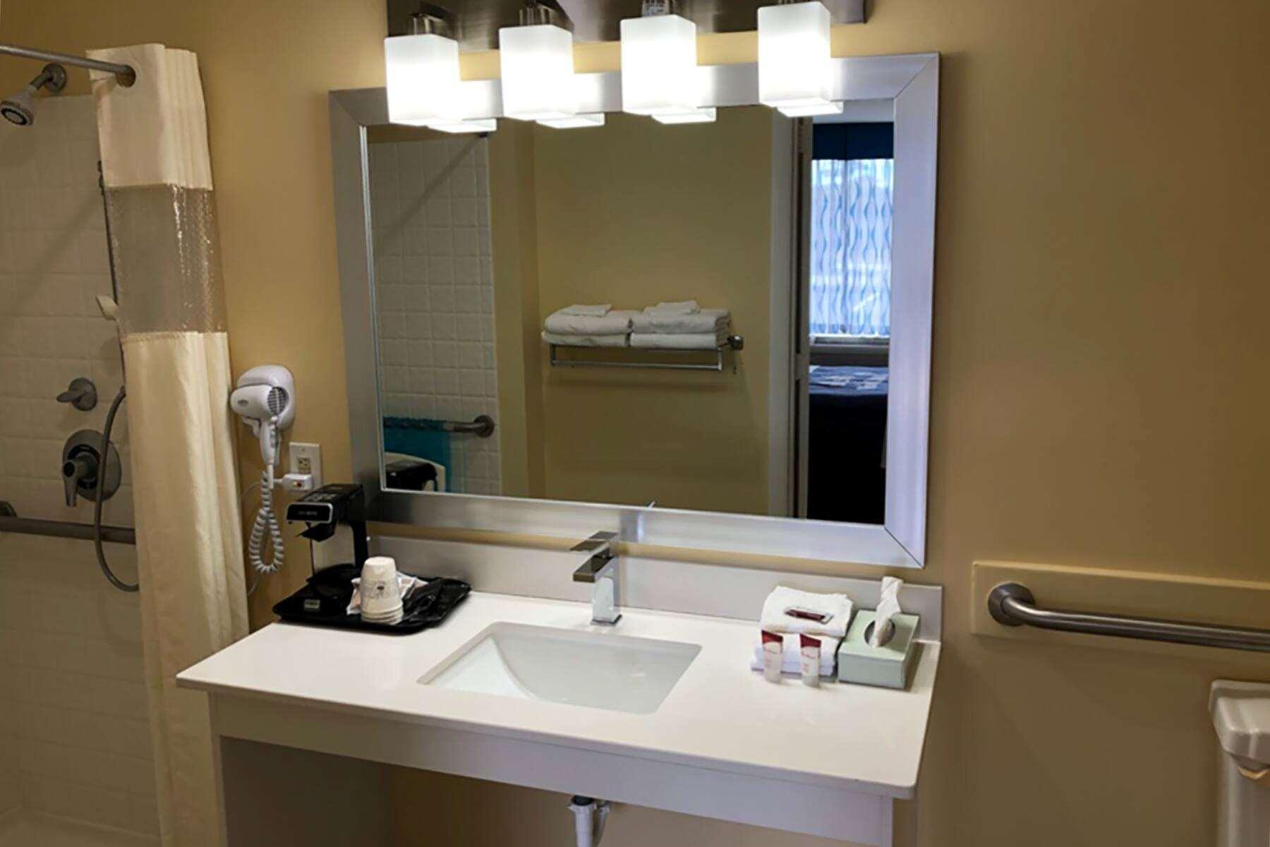 Days Inn By Wyndham Cape Carteret Near Emerald Isle المظهر الخارجي الصورة